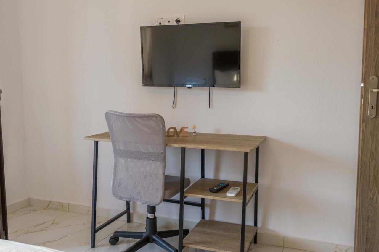 Seaside Serenity In Loutra Apartment